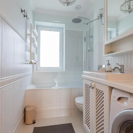 Elegant Near Old Town - Free Parking Apartment *